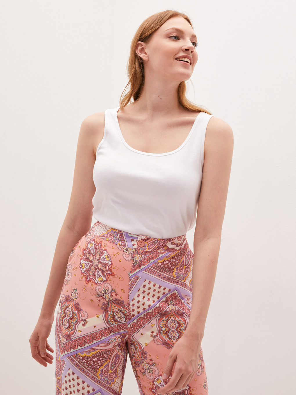 ئاشکەی یاخەی U کۆتۆنی ئافرەتان یاریزان