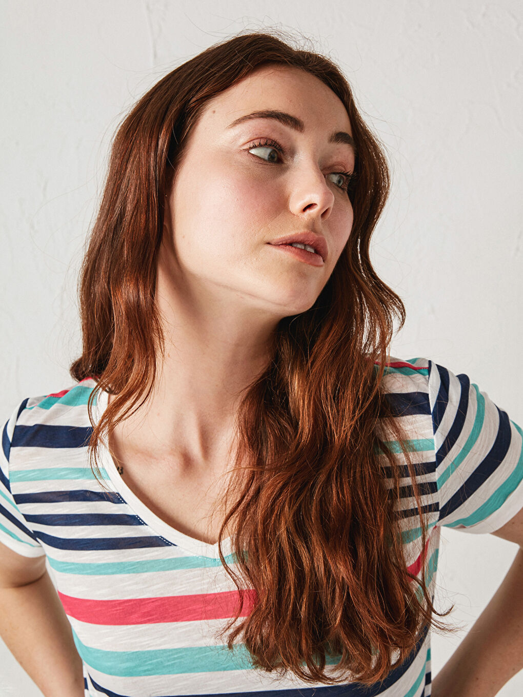 Turkuaz V Yaka Çizgili Kısa Kollu Kadın Tişört