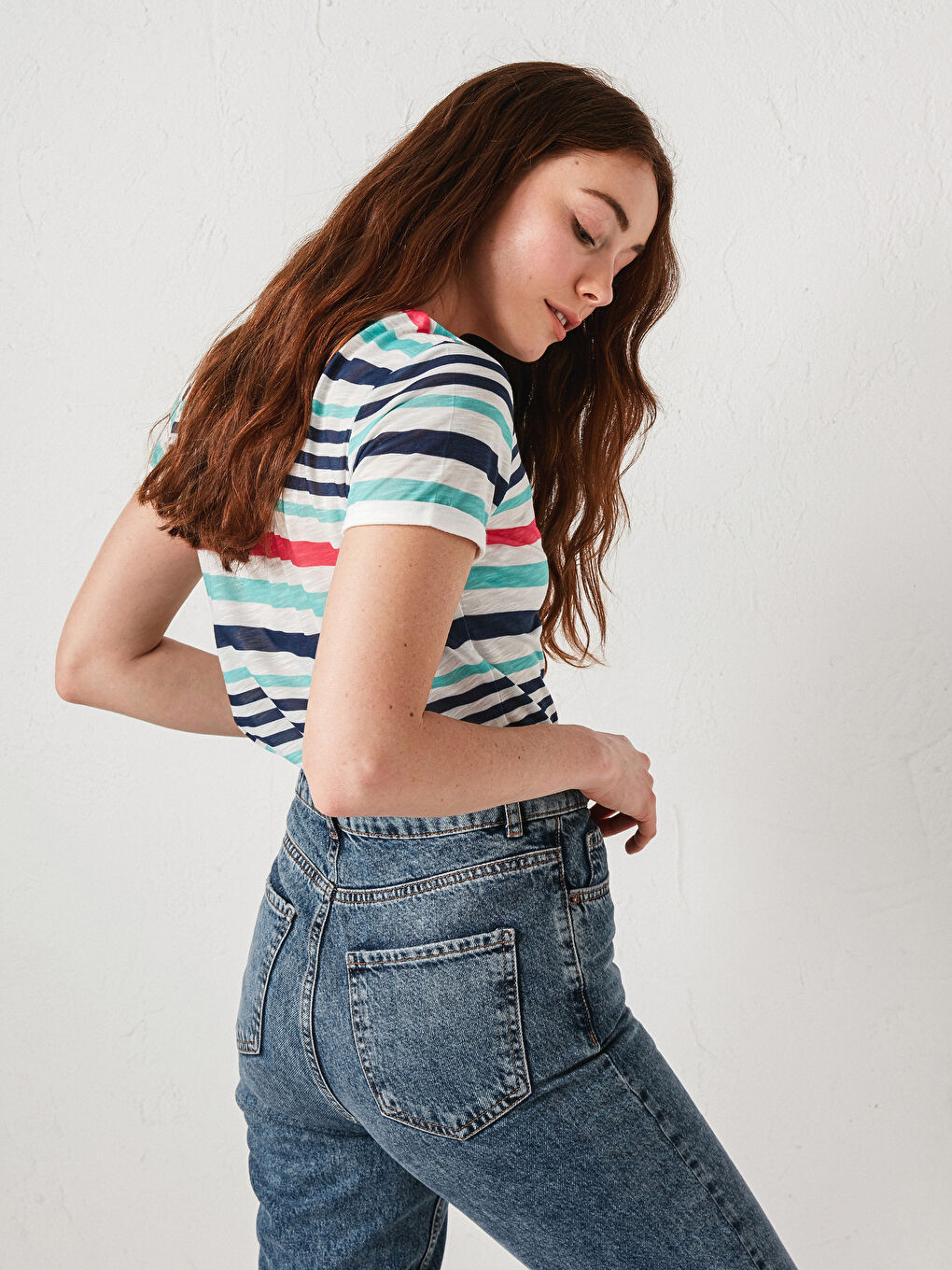 Turkuaz V Yaka Çizgili Kısa Kollu Kadın Tişört-1