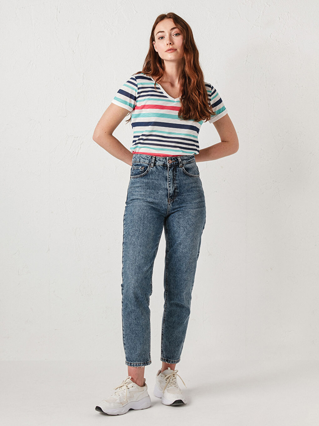 Turkuaz V Yaka Çizgili Kısa Kollu Kadın Tişört-3