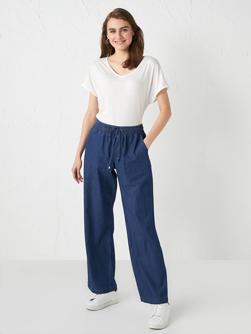 Женские широкие брюки-джинсы с карманами и эластичной талией