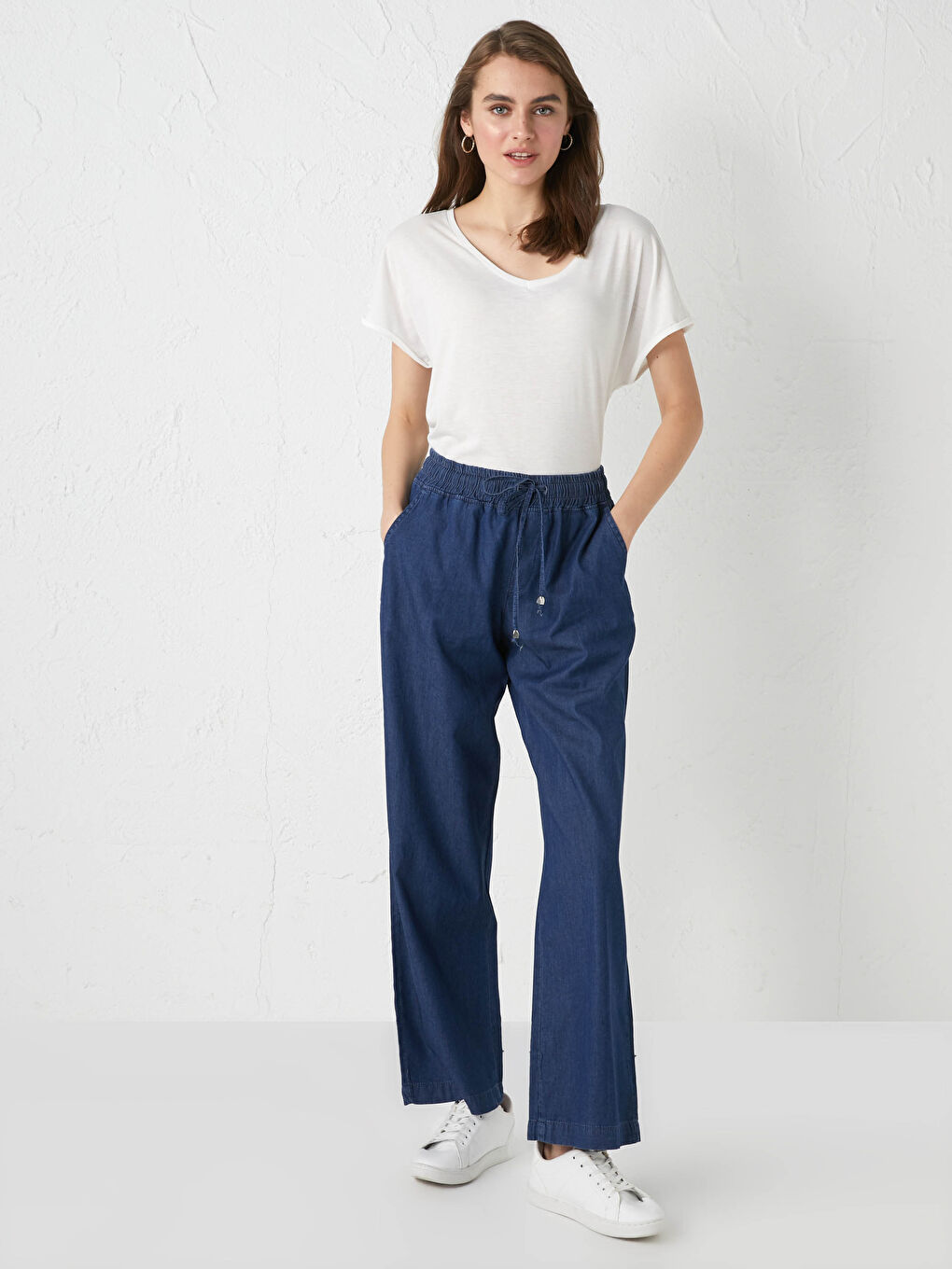 Женские широкие брюки-джинсы с карманами и эластичной талией-1