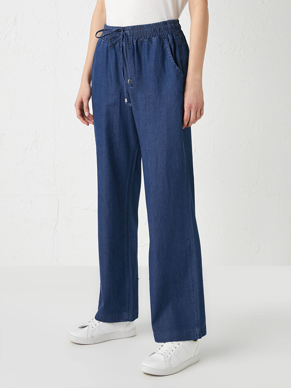 Женские широкие брюки-джинсы с карманами и эластичной талией-2