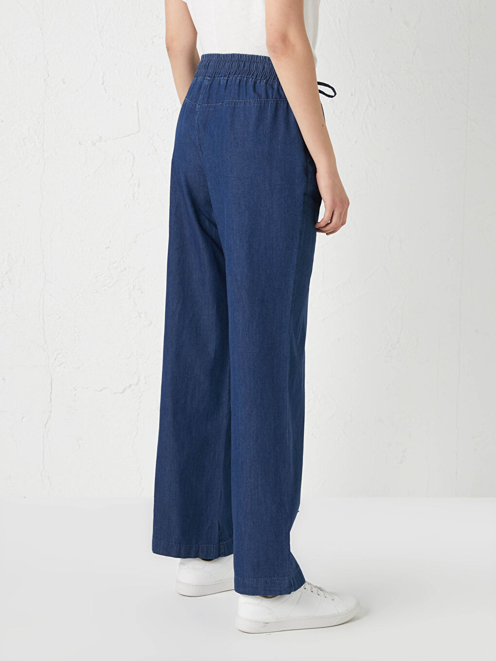 Женские широкие брюки-джинсы с карманами и эластичной талией-3