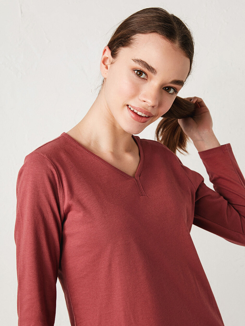 تي شيرت نسائي كم طويل سادة بياقة على شكل حرف V-1