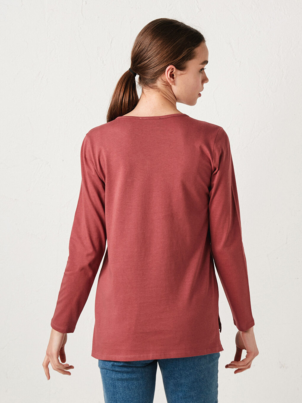 تي شيرت نسائي كم طويل سادة بياقة على شكل حرف V-3