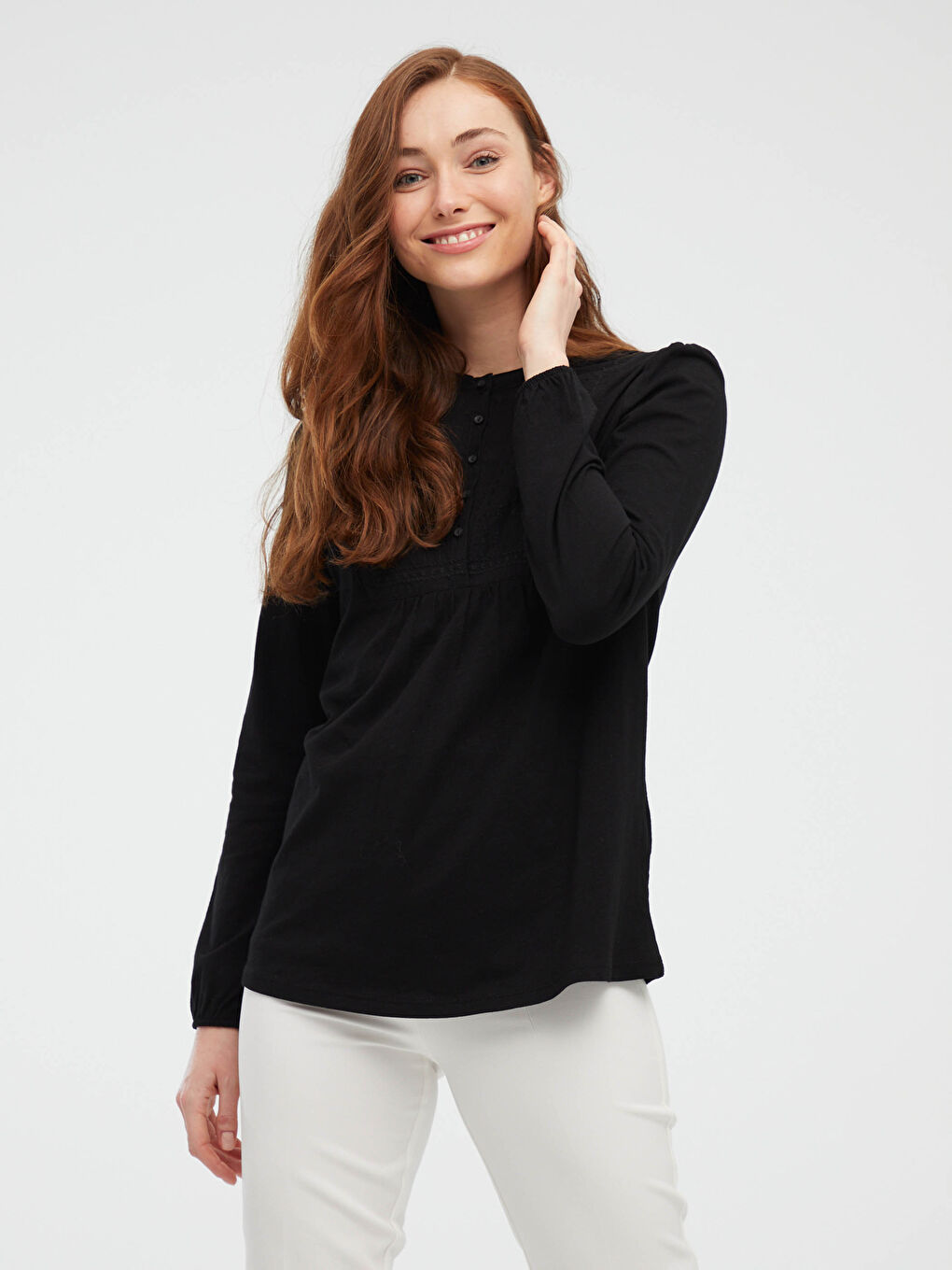 Siyah Bisiklet Yaka Düğme Detaylı Nakışlı Bluz-2