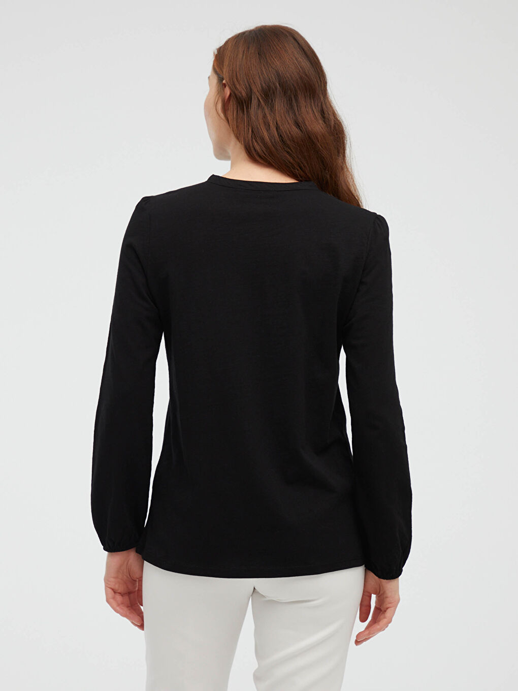 Siyah Bisiklet Yaka Düğme Detaylı Nakışlı Bluz-3