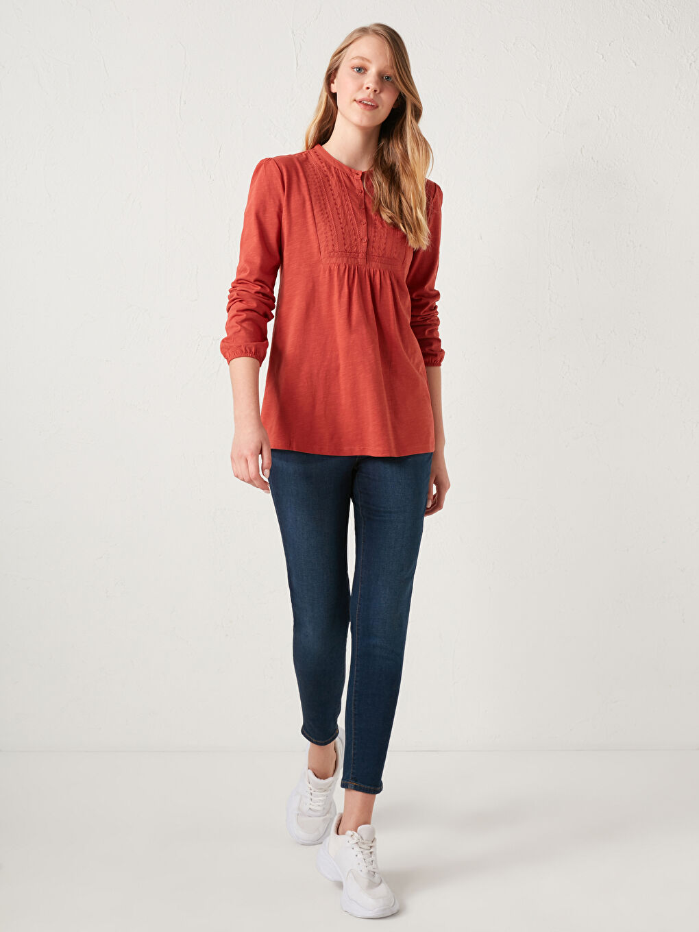 Turuncu Bisiklet Yaka Düğme Detaylı Nakışlı Bluz-2