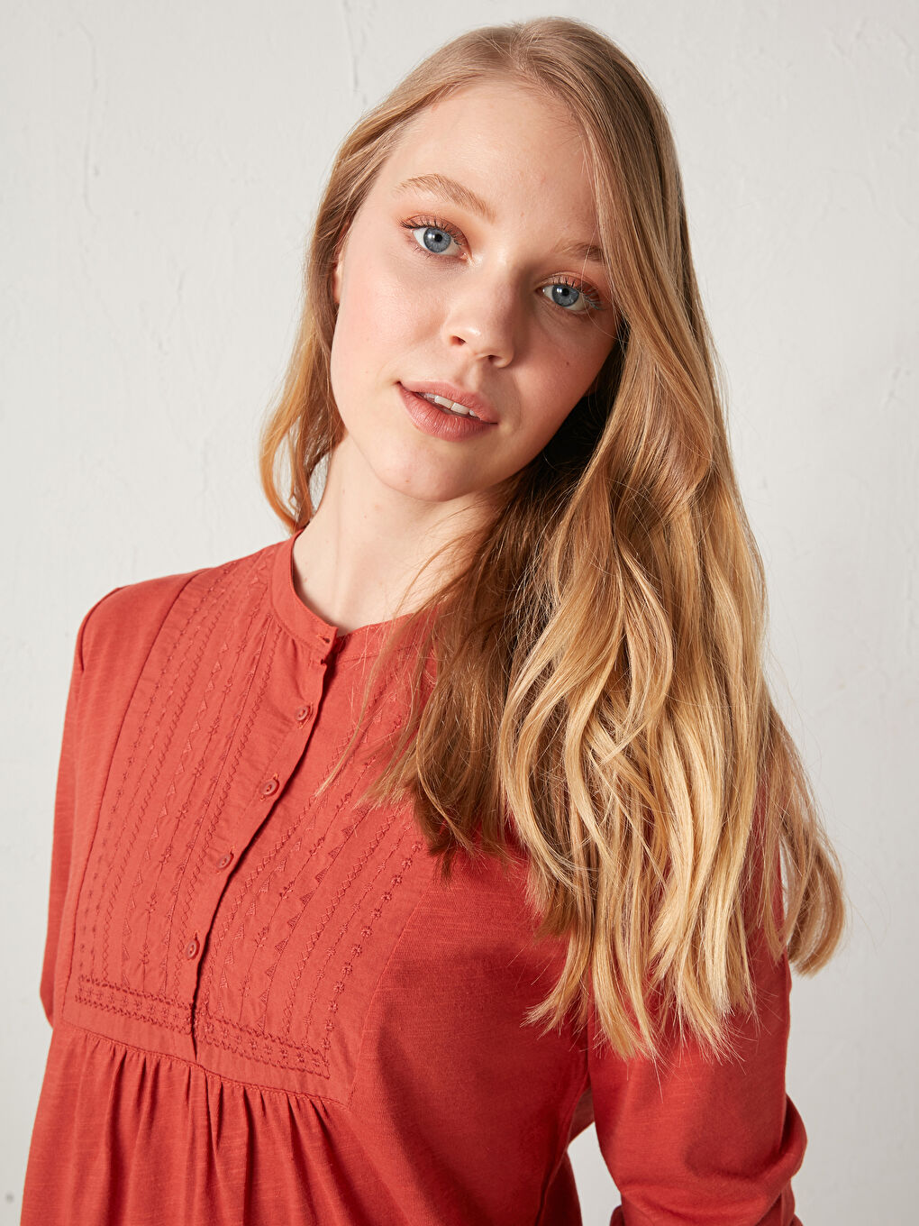 Turuncu Bisiklet Yaka Düğme Detaylı Nakışlı Bluz-3