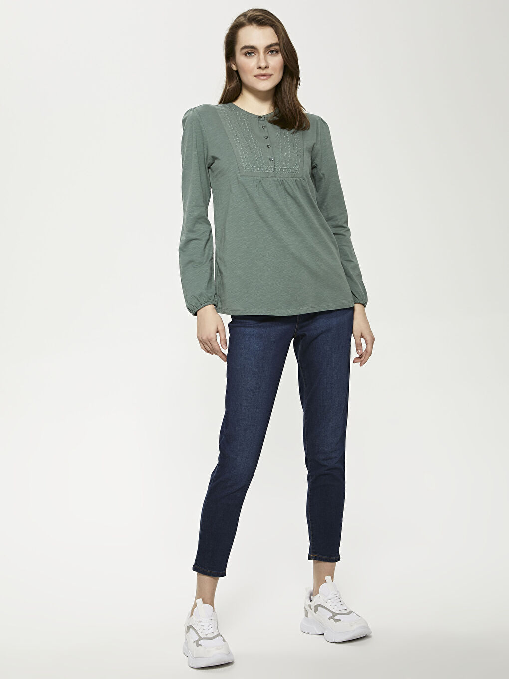 Yeşil Bisiklet Yaka Düğme Detaylı Nakışlı Bluz-2