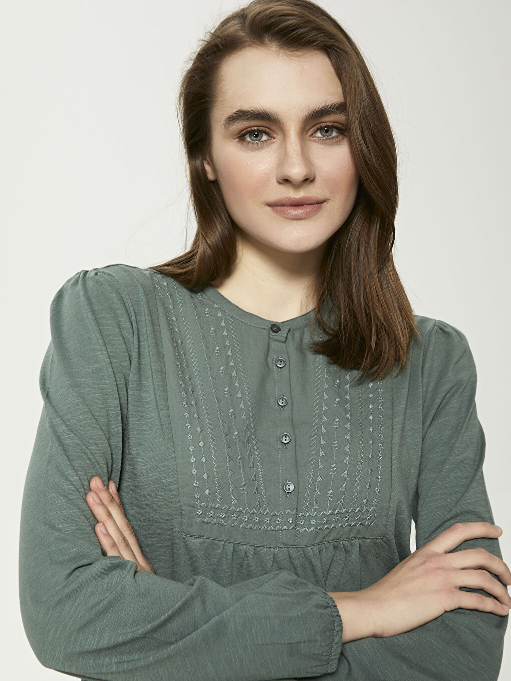 Yeşil Bisiklet Yaka Düğme Detaylı Nakışlı Bluz-3