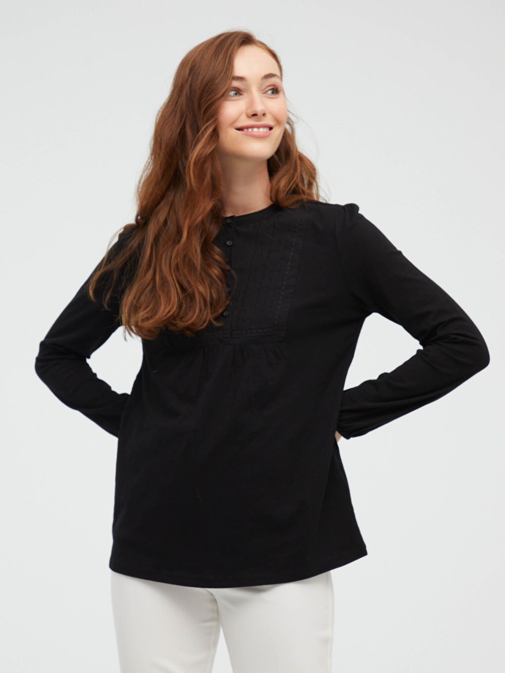 Siyah Bisiklet Yaka Düğme Detaylı Nakışlı Bluz-4