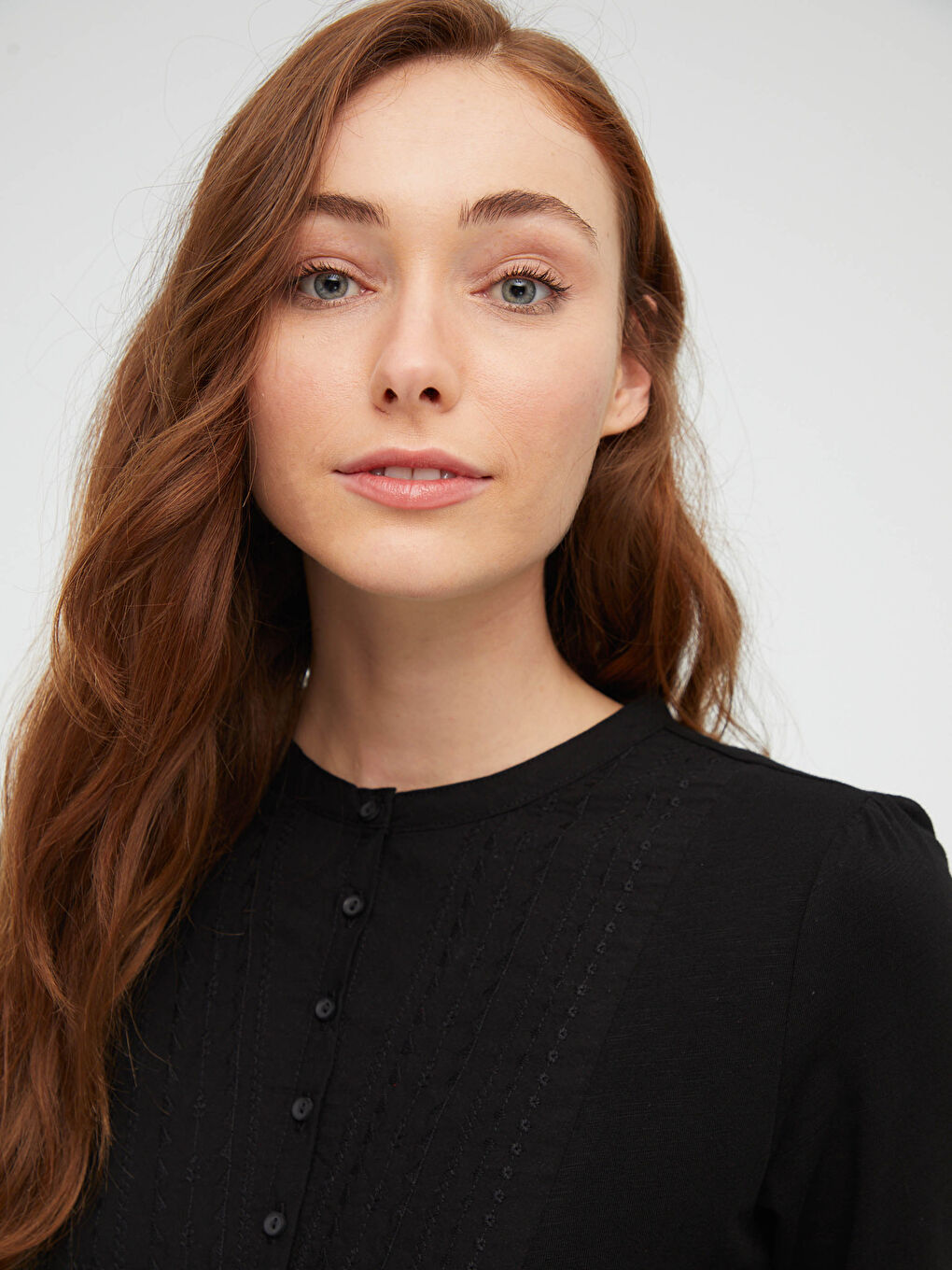 Siyah Bisiklet Yaka Düğme Detaylı Nakışlı Bluz