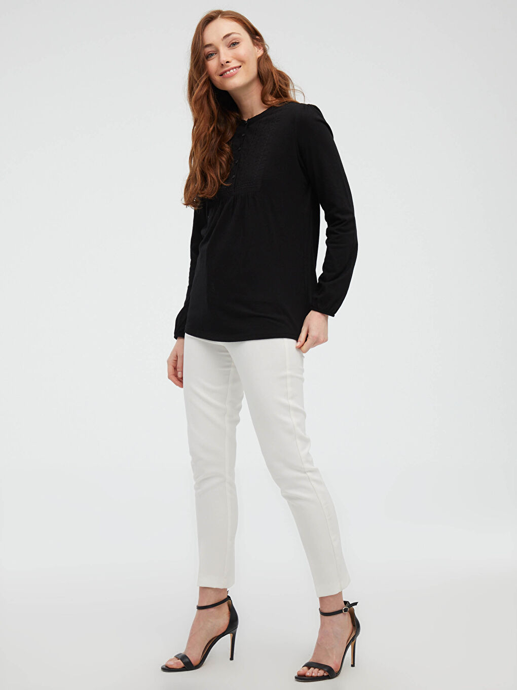 Siyah Bisiklet Yaka Düğme Detaylı Nakışlı Bluz-1