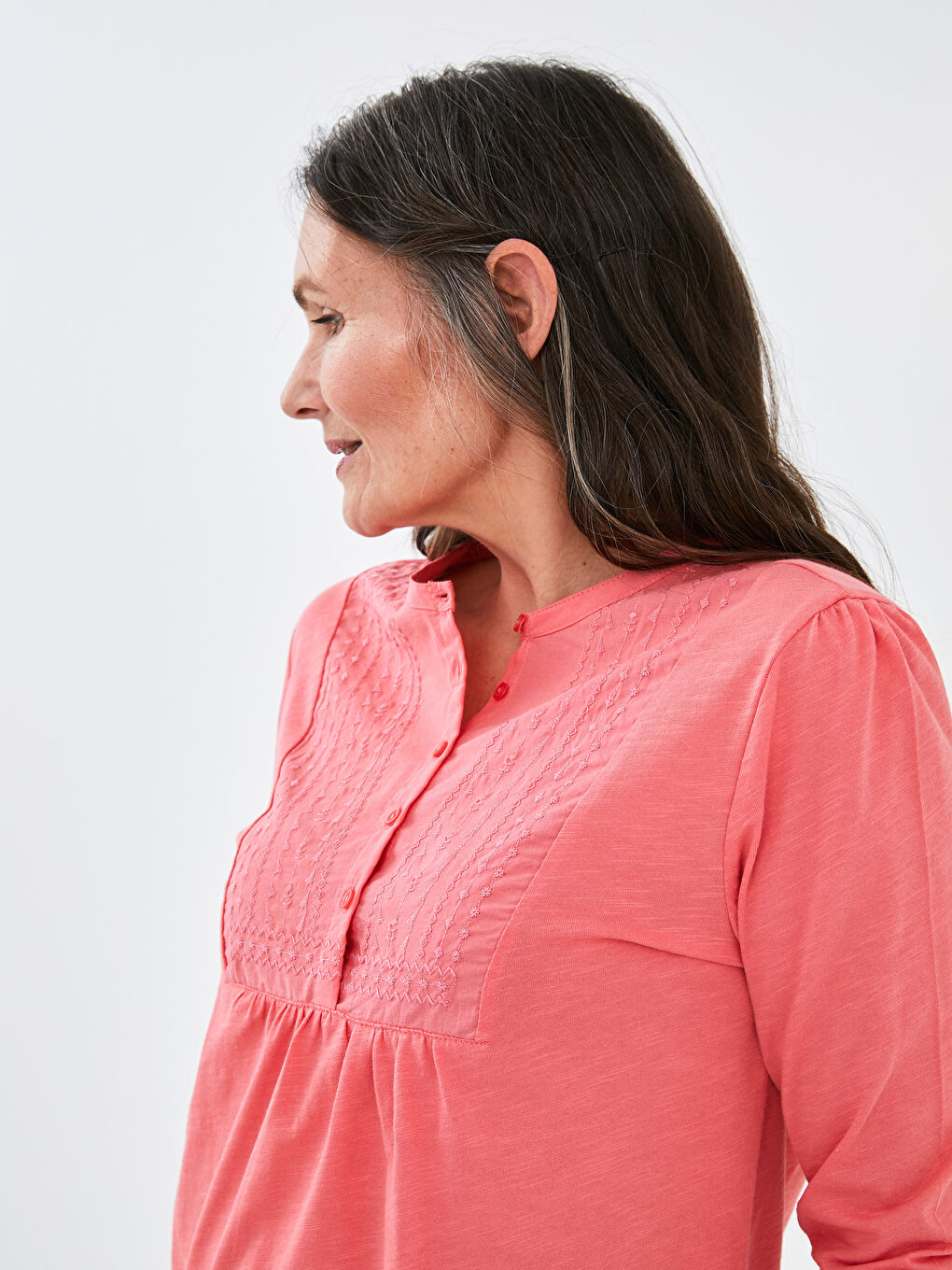 Mercan Bisiklet Yaka Nakışlı Düğme Detaylı Uzun Kollu Pamuklu Kadın Bluz-1