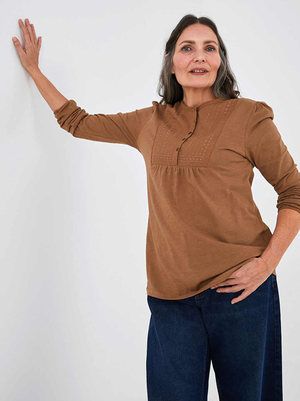 Kahverengi Bisiklet Yaka Düğme Detaylı Nakışlı Kadın Bluz-1