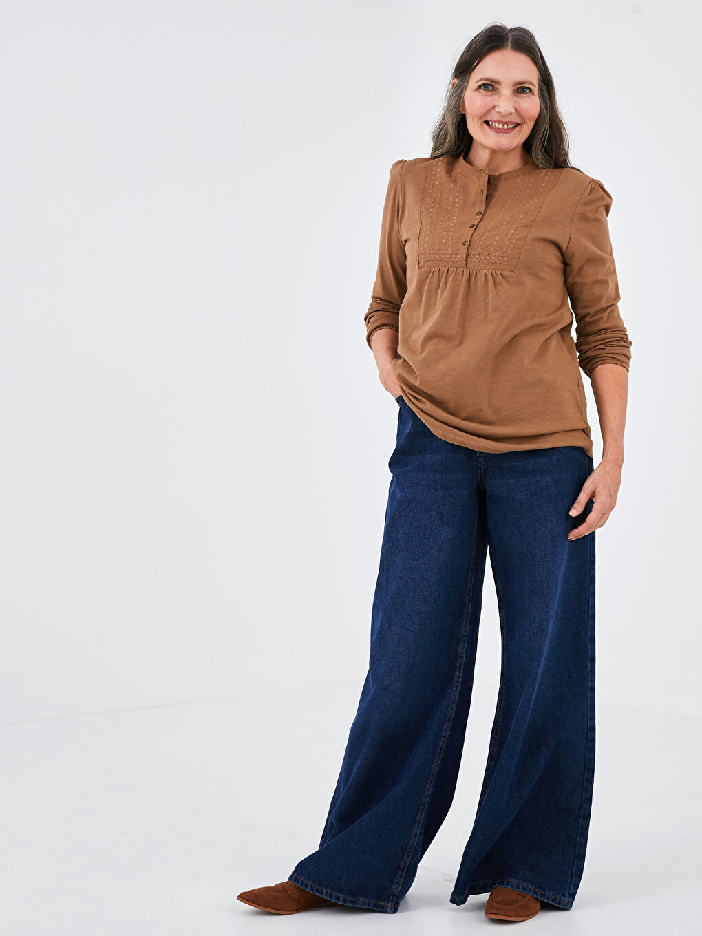 Kahverengi Bisiklet Yaka Düğme Detaylı Nakışlı Kadın Bluz-3