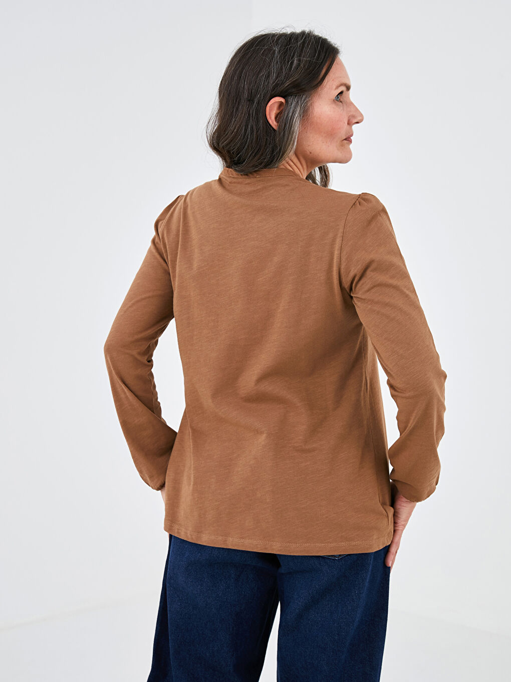 Kahverengi Bisiklet Yaka Düğme Detaylı Nakışlı Kadın Bluz-4