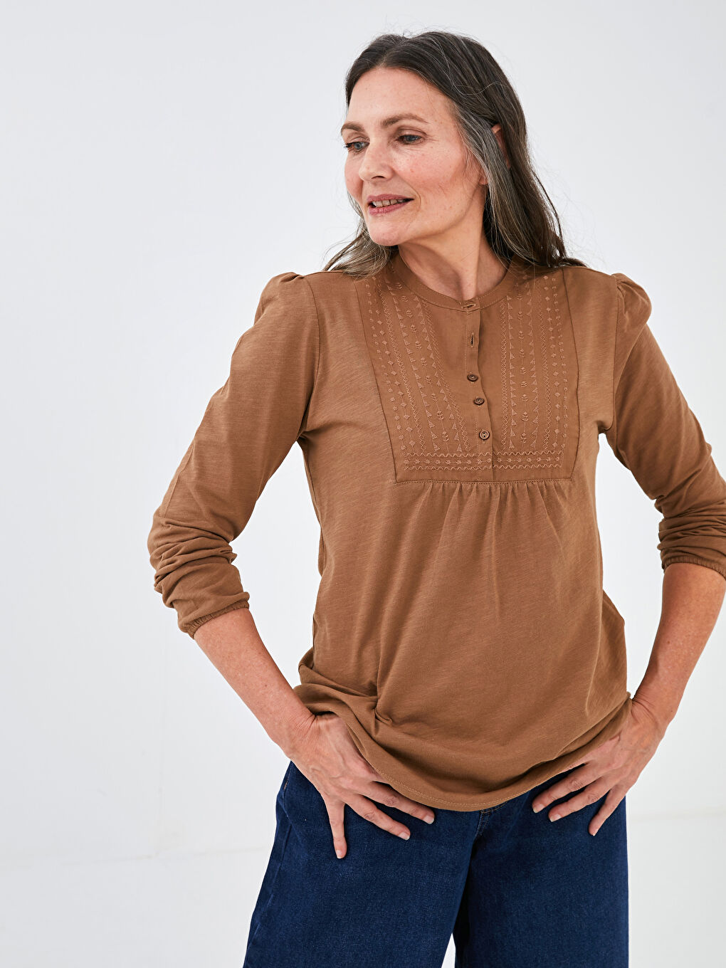 Kahverengi Bisiklet Yaka Düğme Detaylı Nakışlı Kadın Bluz-5