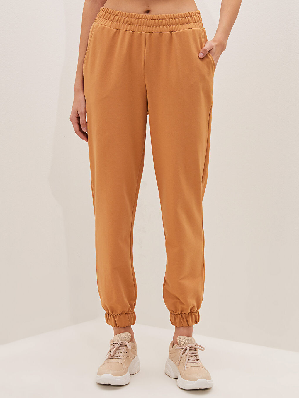 Женские спортивные штаны с резинкой на талии и деталями карманов-2