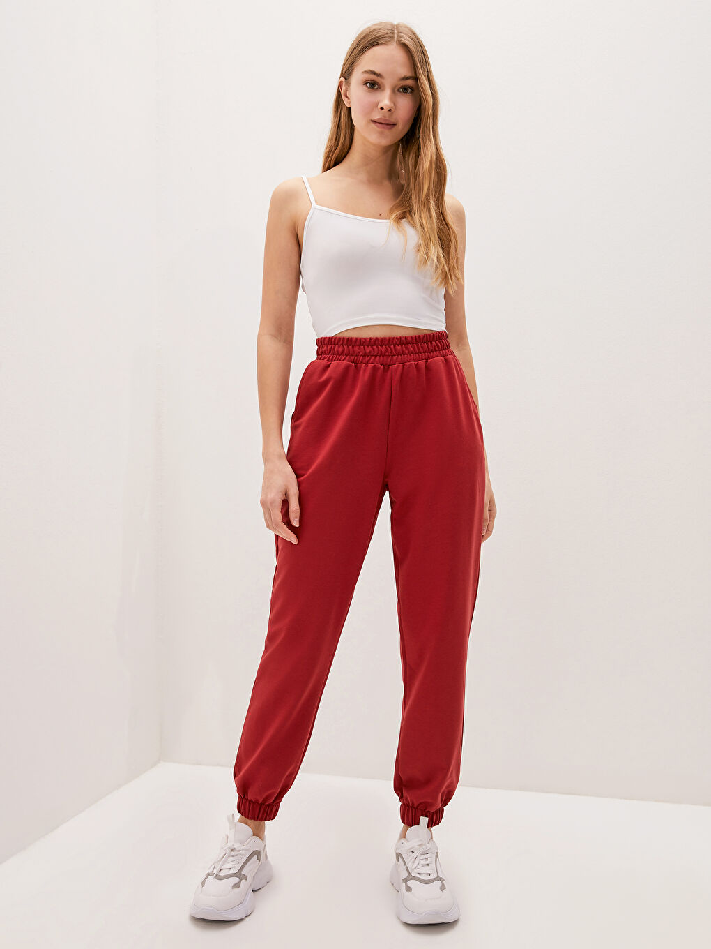 Женские спортивные штаны с резинкой на талии и деталями карманов