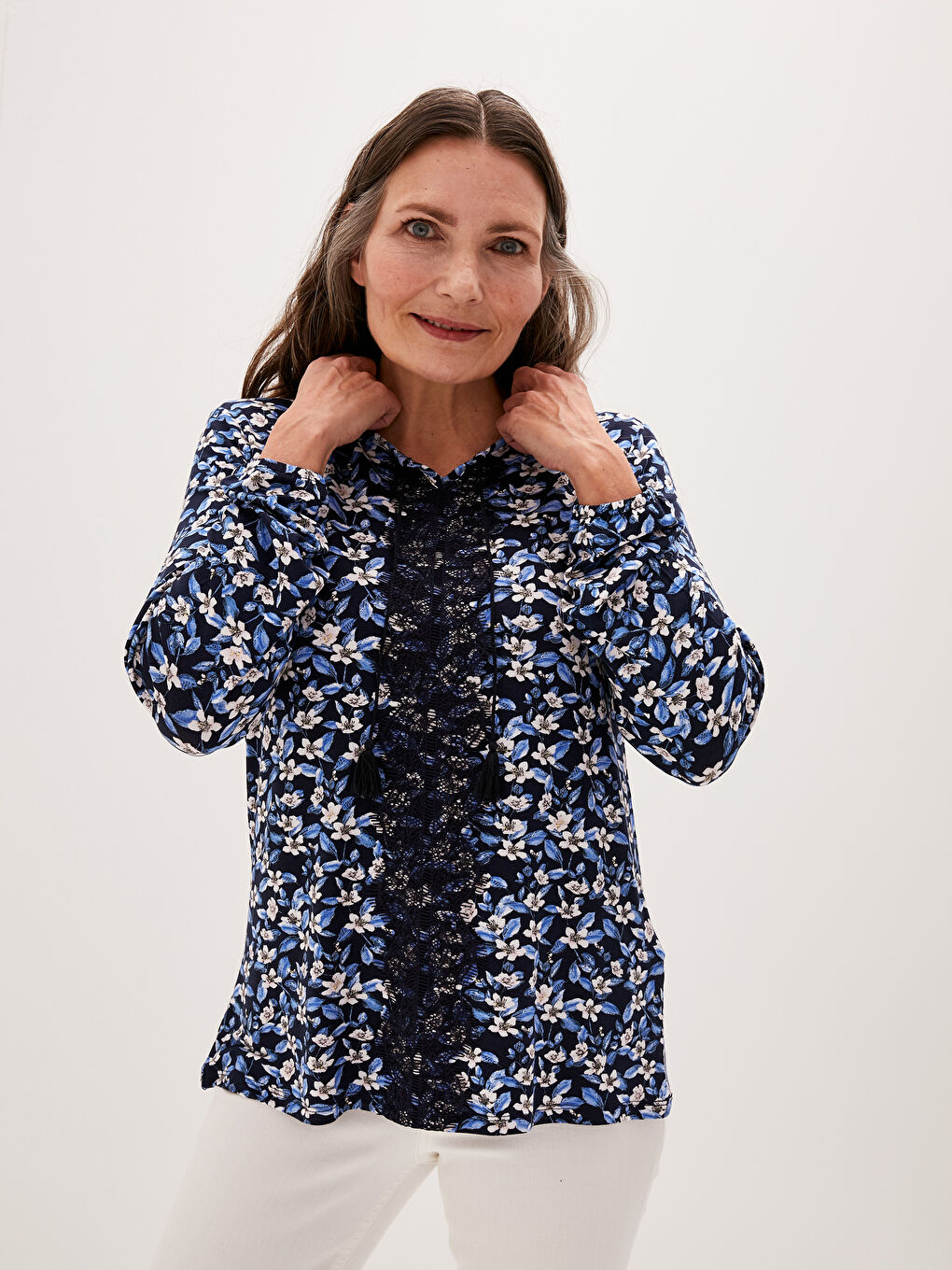 Mavi Bisiklet Yaka Nakış İşlemeli Uzun Kollu Viskon Kadın Bluz