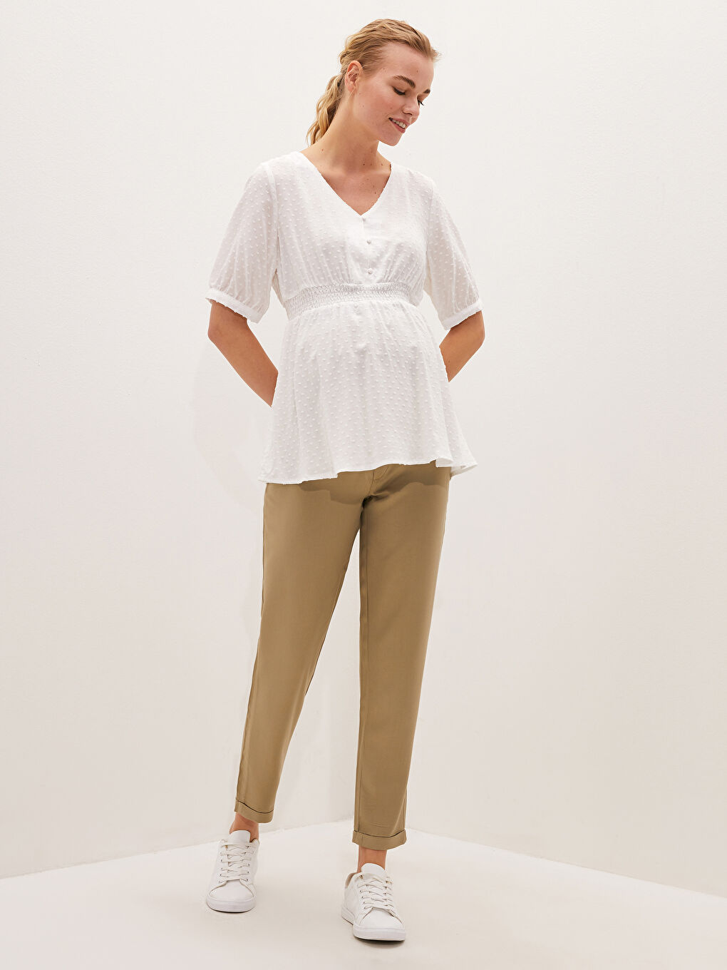 Carrot Cut Textured Fabric Maternity Trousers With Belly Paneled Pocket Detailed-3