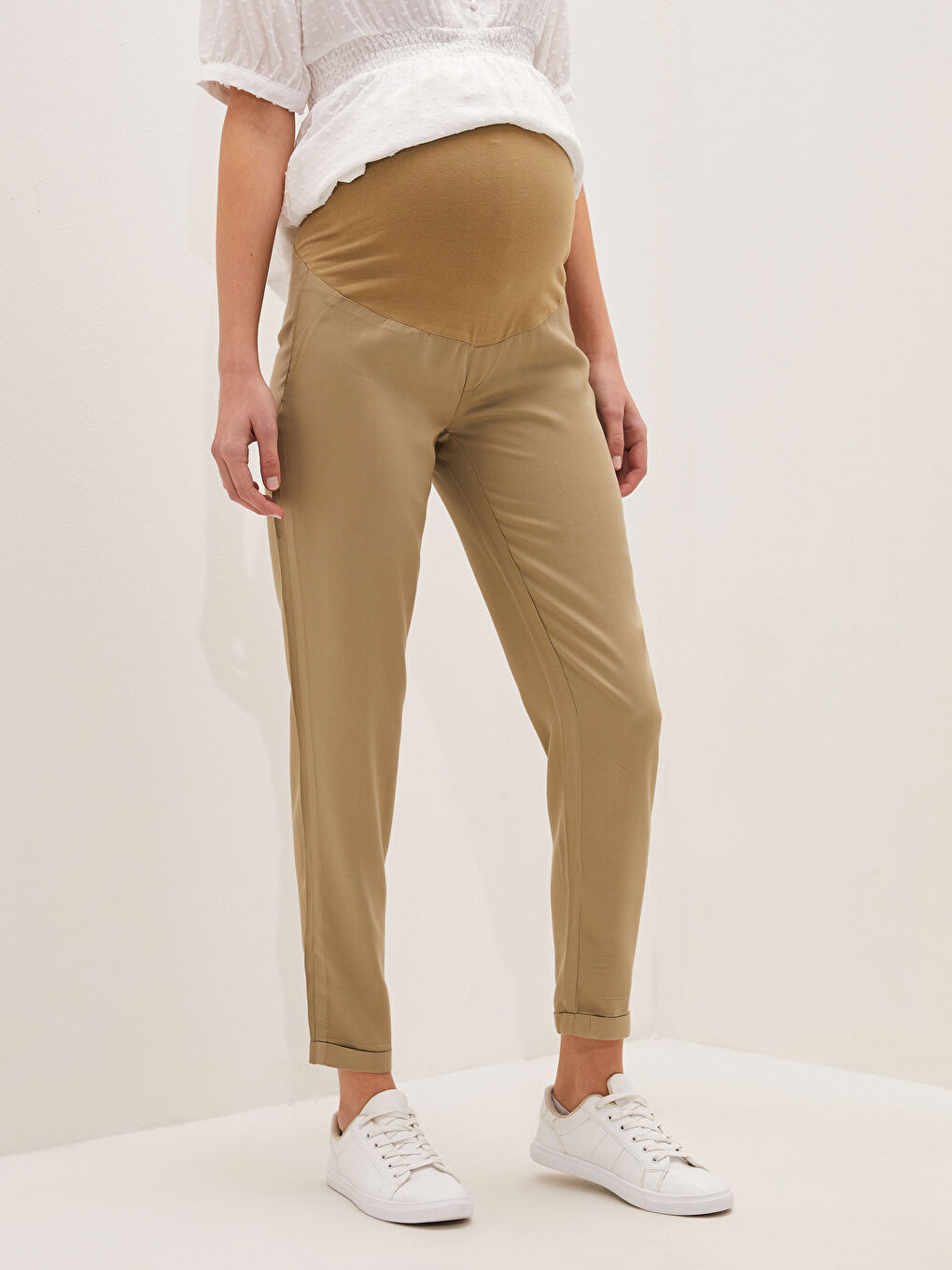 Carrot Cut Textured Fabric Maternity Trousers With Belly Paneled Pocket Detailed-4