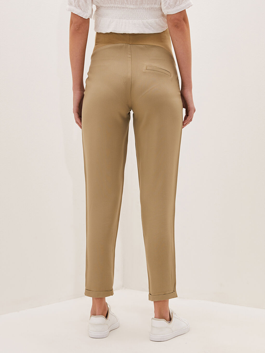Carrot Cut Textured Fabric Maternity Trousers With Belly Paneled Pocket Detailed-5