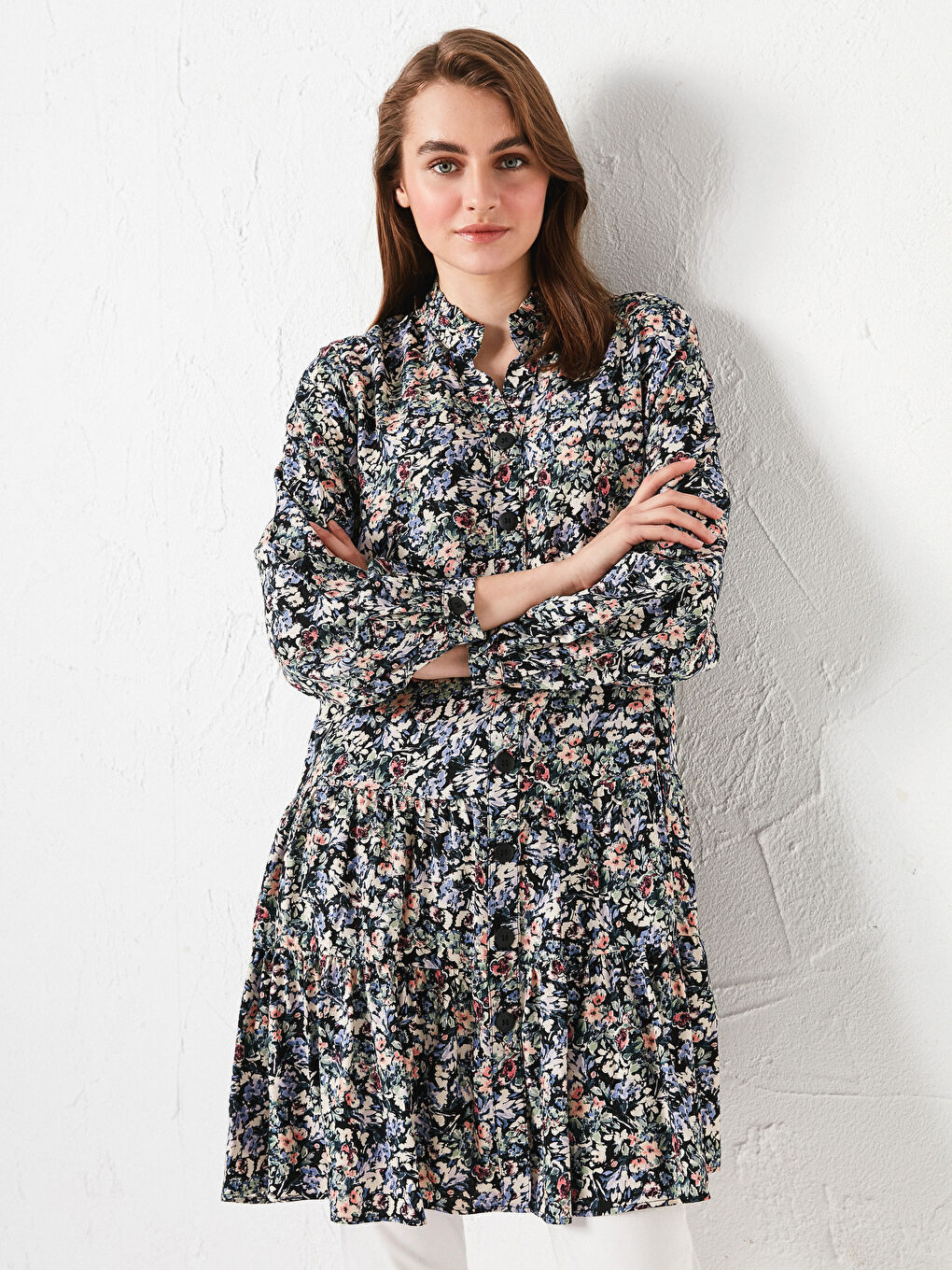 Siyah Dik Yaka Çiçek Baskılı Uzun Kollu Viskon Kadın Tunik-1