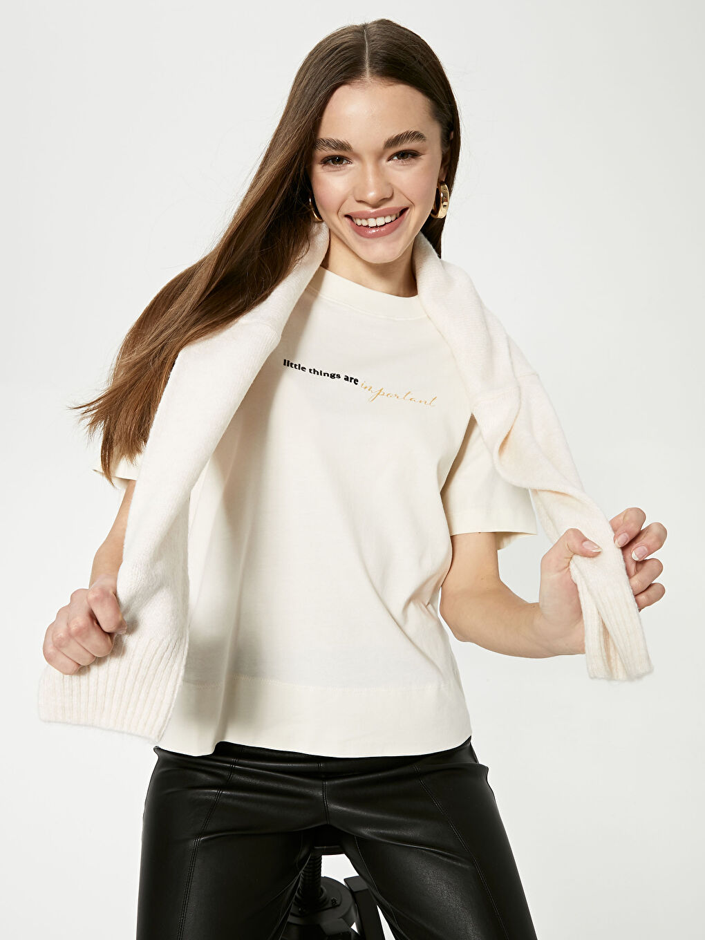 Ekru Bisiklet Yaka Slogan Baskılı Tişört-2