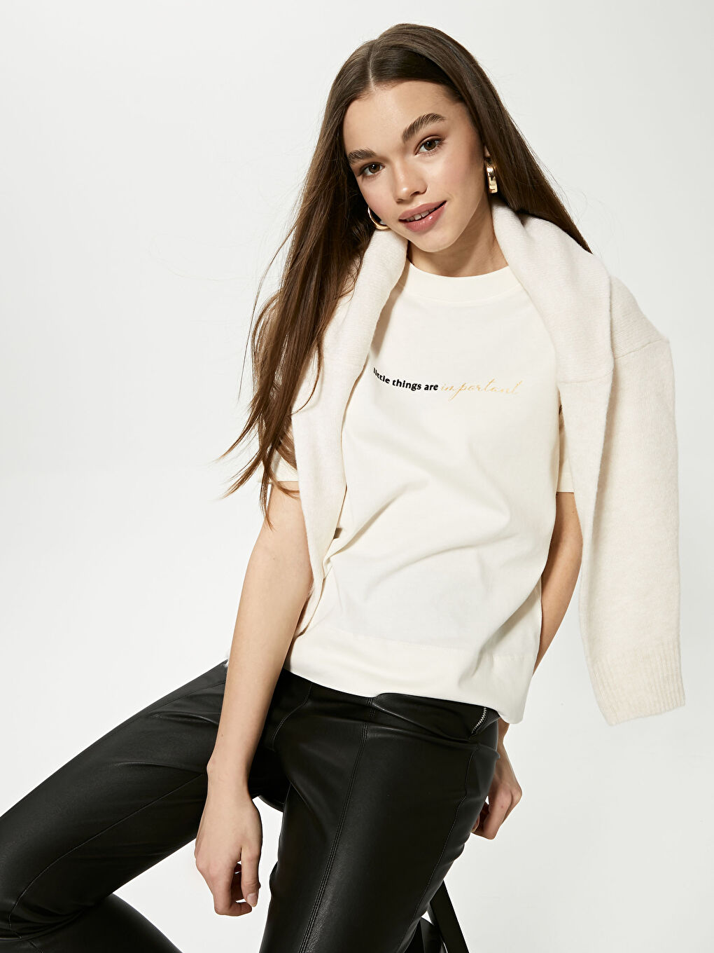 Ekru Bisiklet Yaka Slogan Baskılı Tişört-4