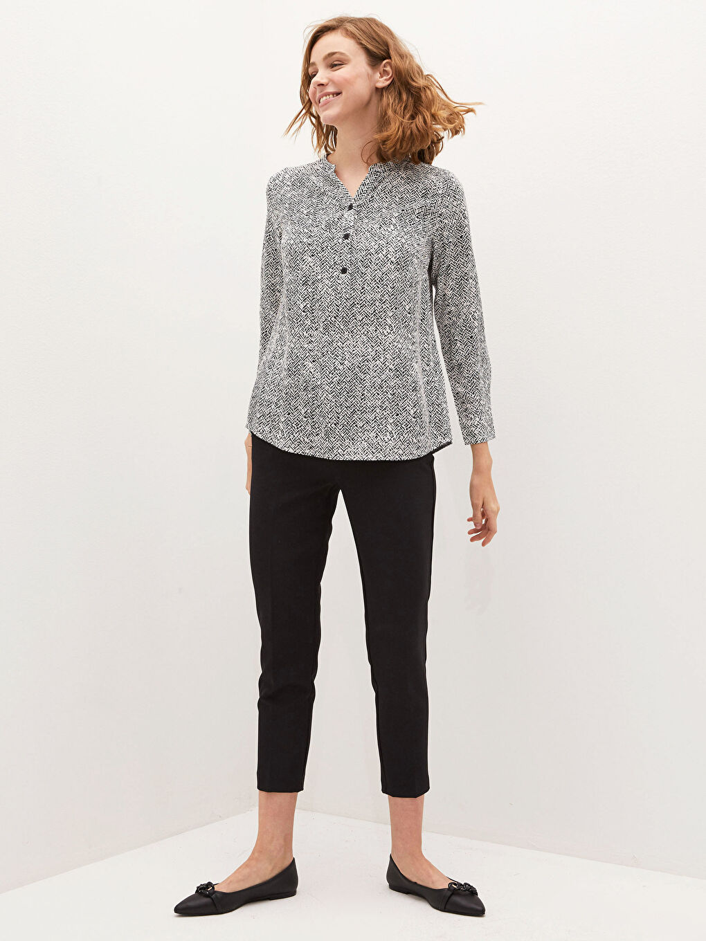 بلوزة بوبلين بأكمام طويلة ونقشة وياقة عالية-2