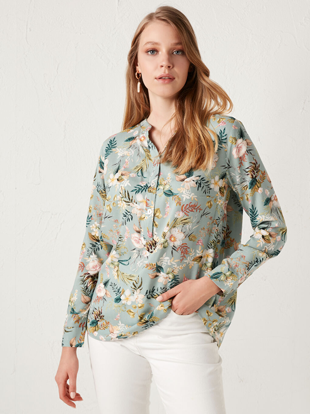 Yeşil Kaçık Yaka Çiçek Baskılı Poplin Bluz-1