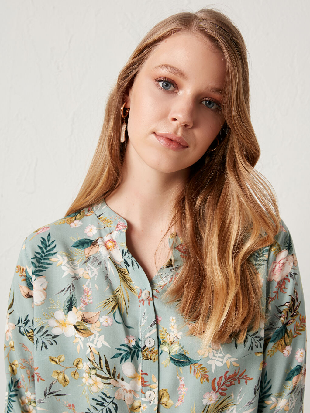 Yeşil Kaçık Yaka Çiçek Baskılı Poplin Bluz-3