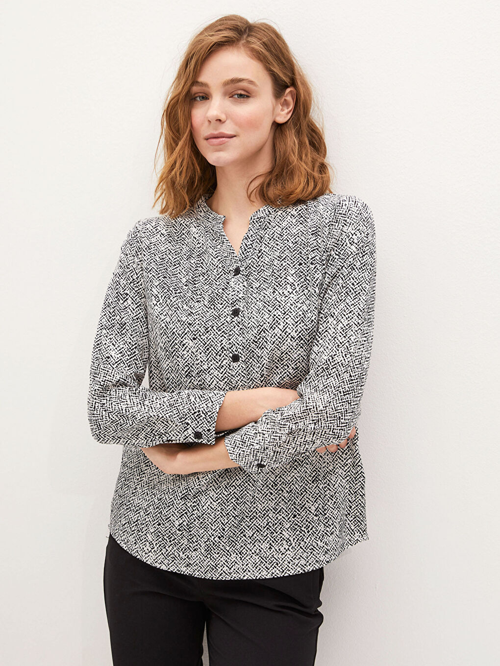 بلوزة بوبلين بأكمام طويلة ونقشة وياقة عالية