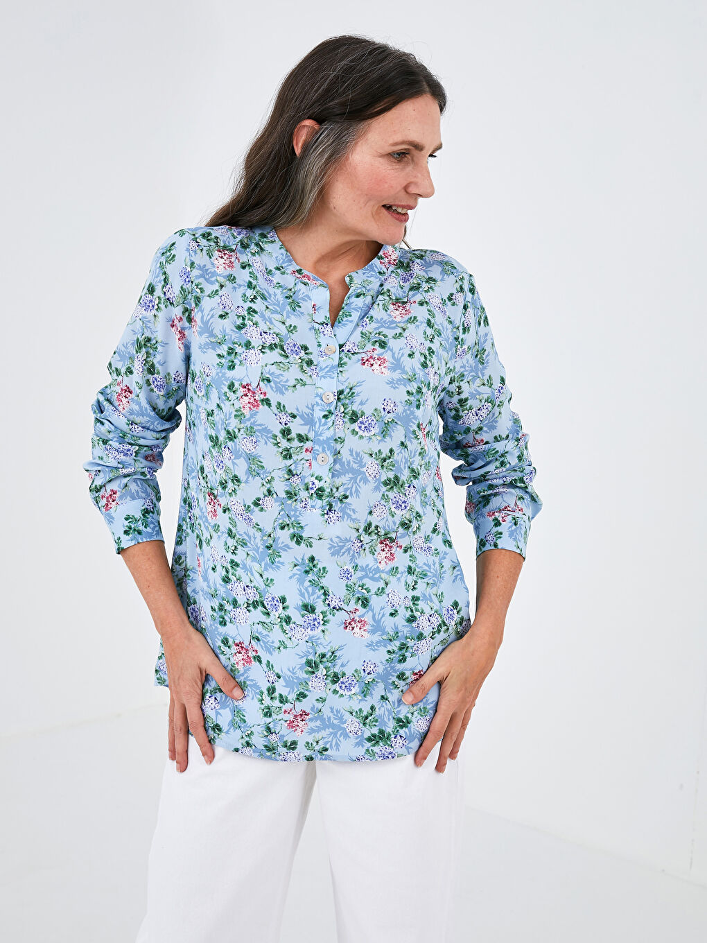 Mavi Kaçık Yaka Çiçek Baskılı Uzun Kollu Poplin Kadın Bluz