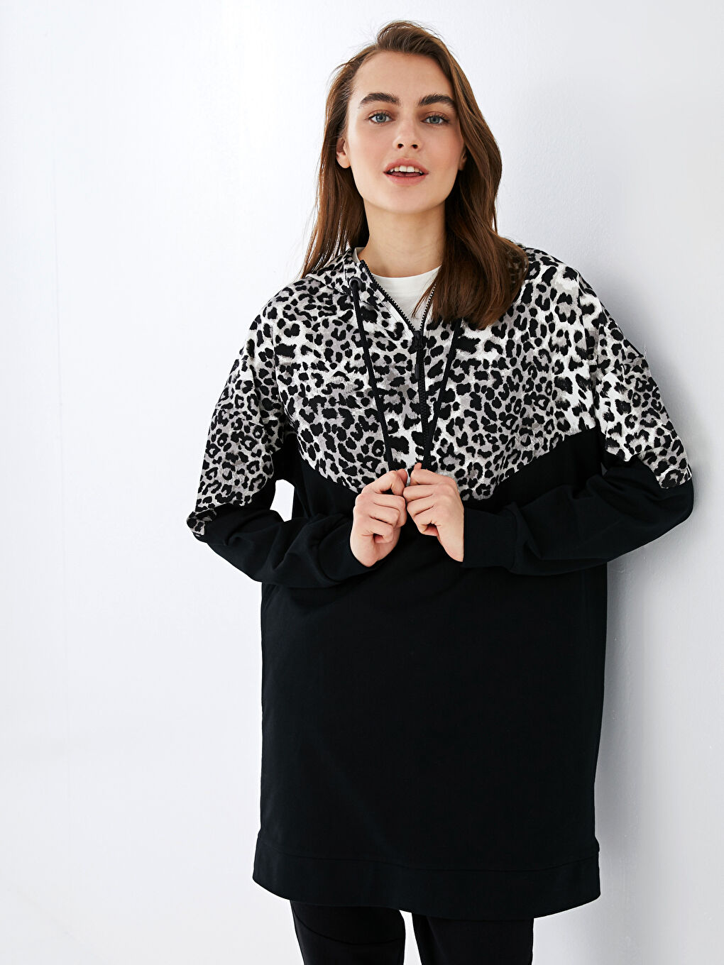 Свитшот-туника женская с капюшоном, узорчатая, с длинным рукавом-2