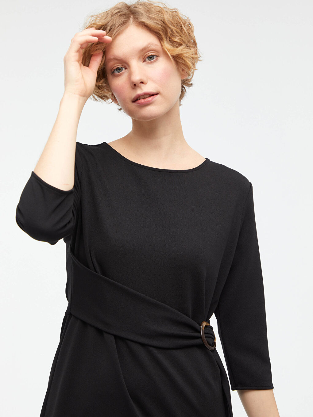 Siyah Kemerli Yırtmaç Detaylı Krep Elbise-2