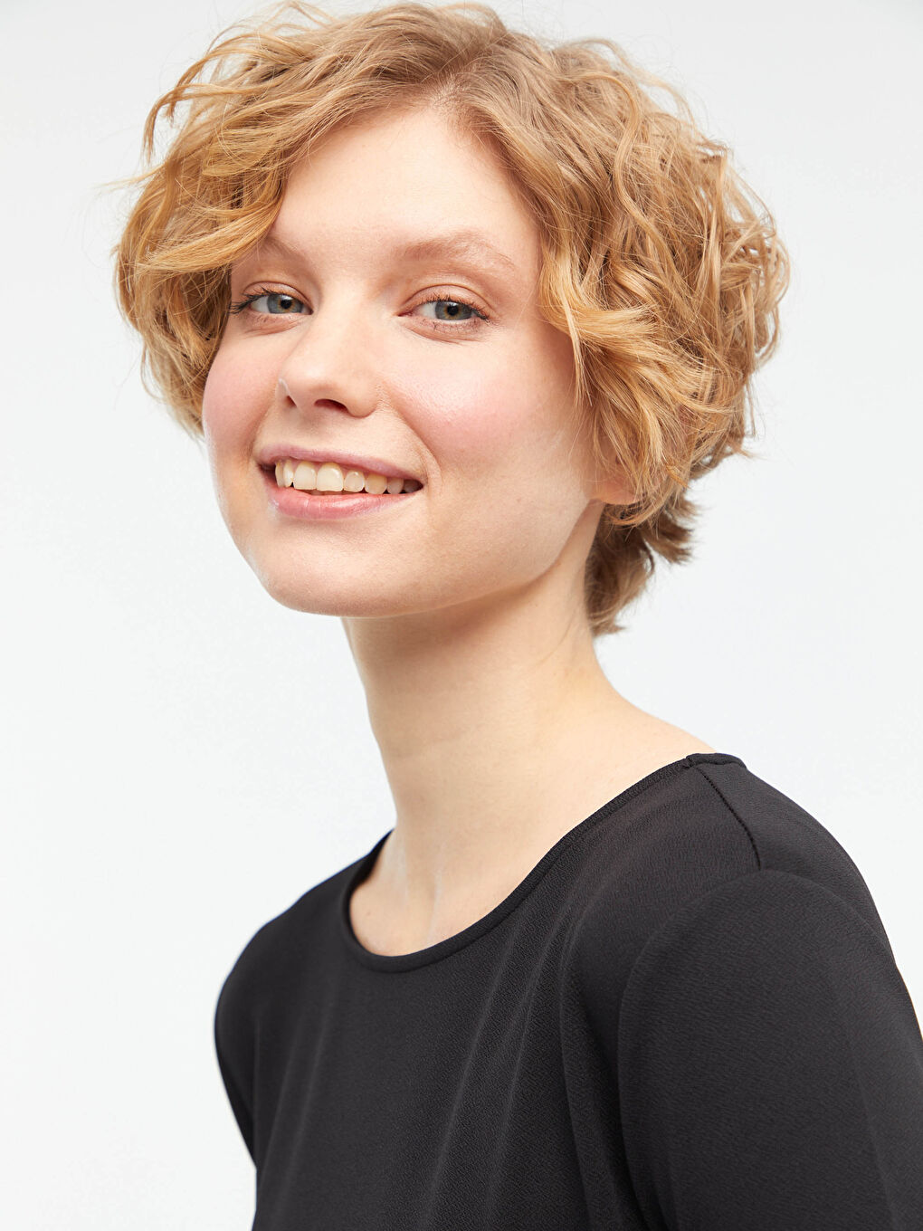 Siyah Kemerli Yırtmaç Detaylı Krep Elbise-3