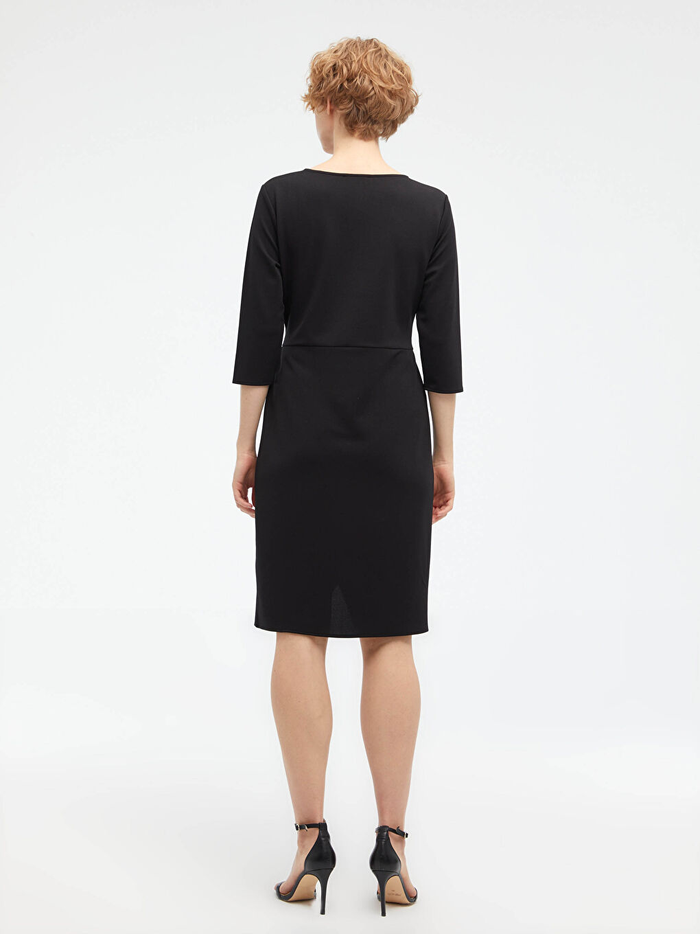 Siyah Kemerli Yırtmaç Detaylı Krep Elbise-4