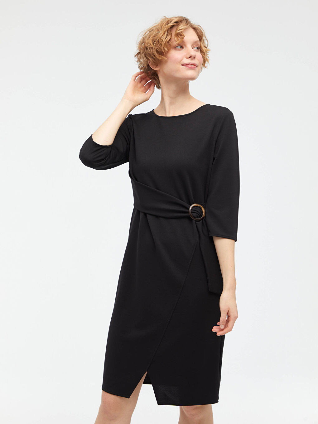 Siyah Kemerli Yırtmaç Detaylı Krep Elbise-1