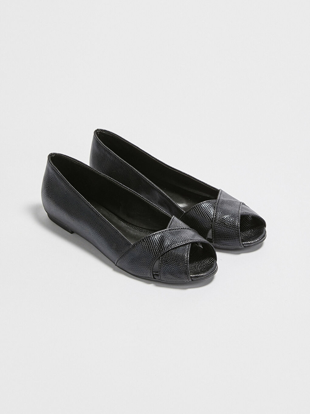 Siyah Parlak Görünümlü Çapraz Bantlı Kadın Babet