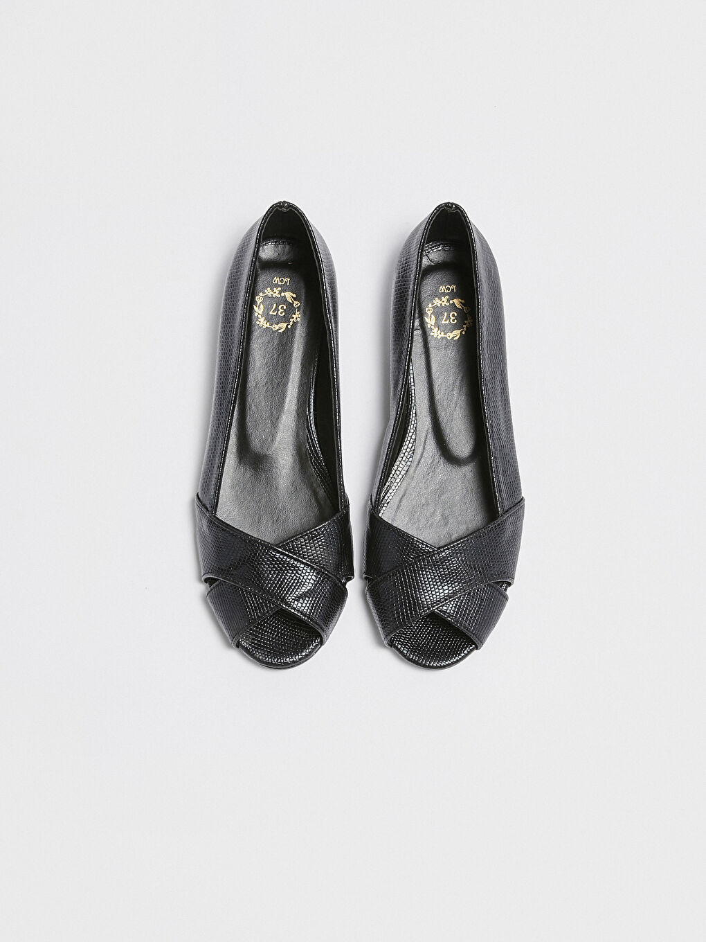 Siyah Parlak Görünümlü Çapraz Bantlı Kadın Babet-1