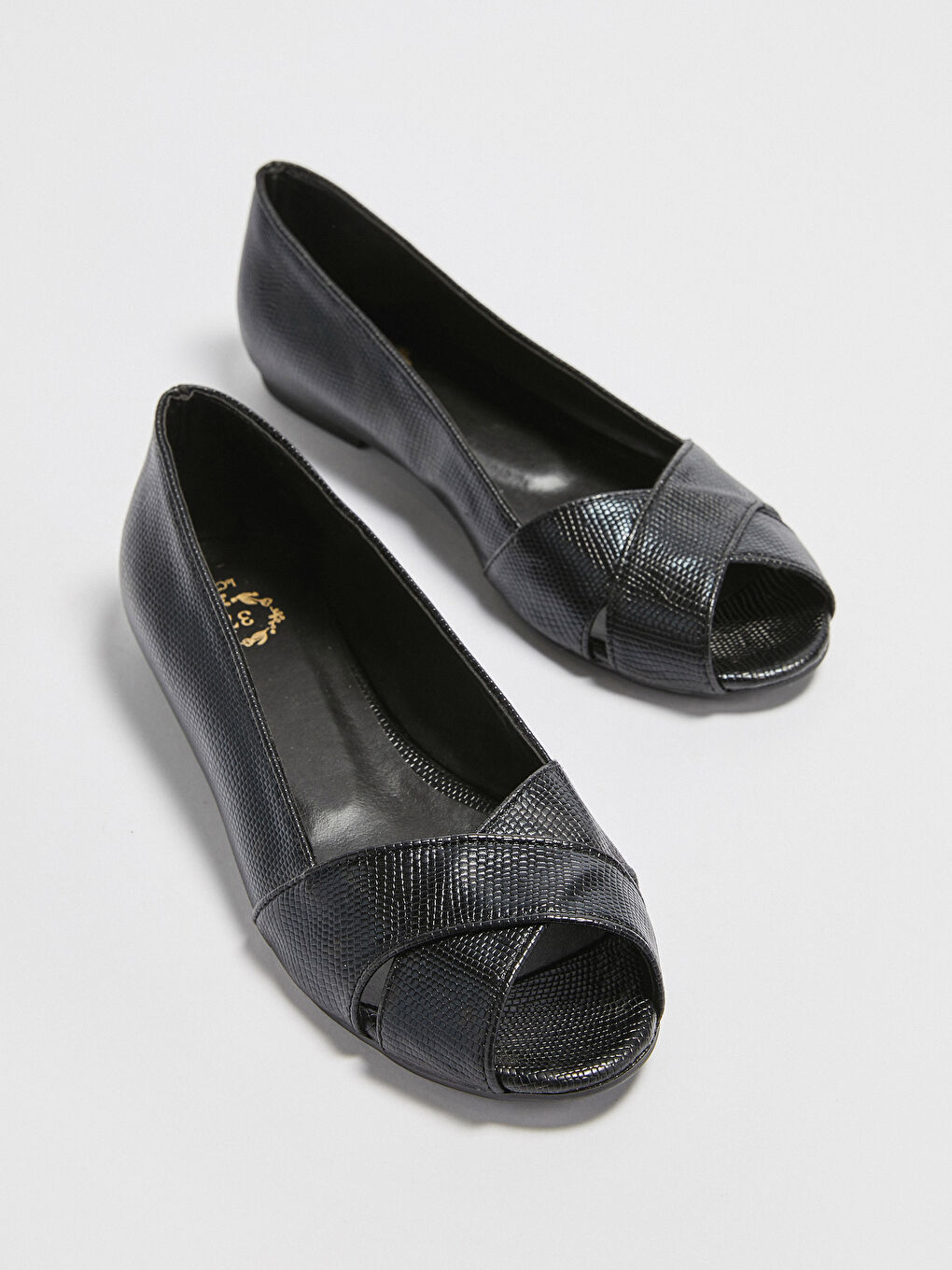 Siyah Parlak Görünümlü Çapraz Bantlı Kadın Babet-2