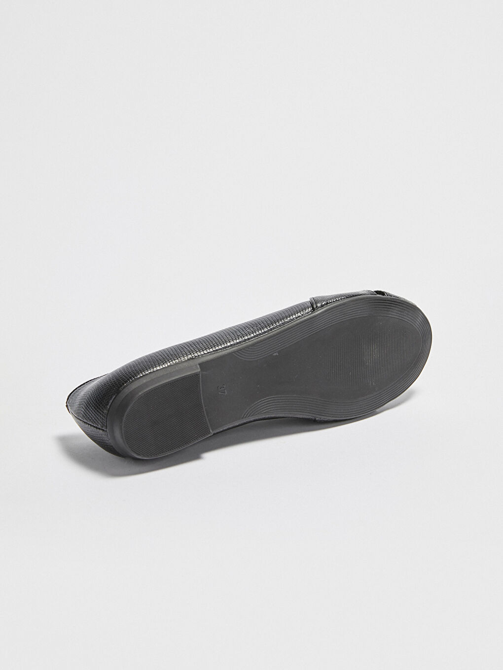 Siyah Parlak Görünümlü Çapraz Bantlı Kadın Babet-5