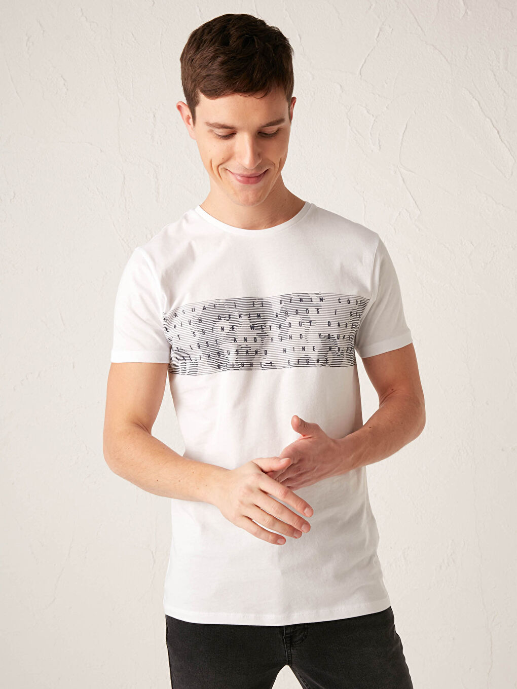 Beyaz Bisiklet Yaka Baskılı Penye Tişört