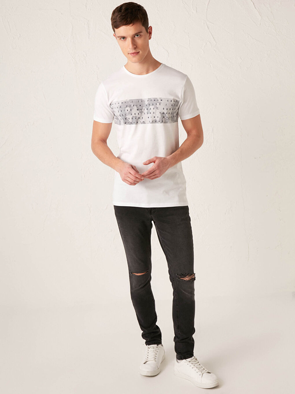 Beyaz Bisiklet Yaka Baskılı Penye Tişört-1