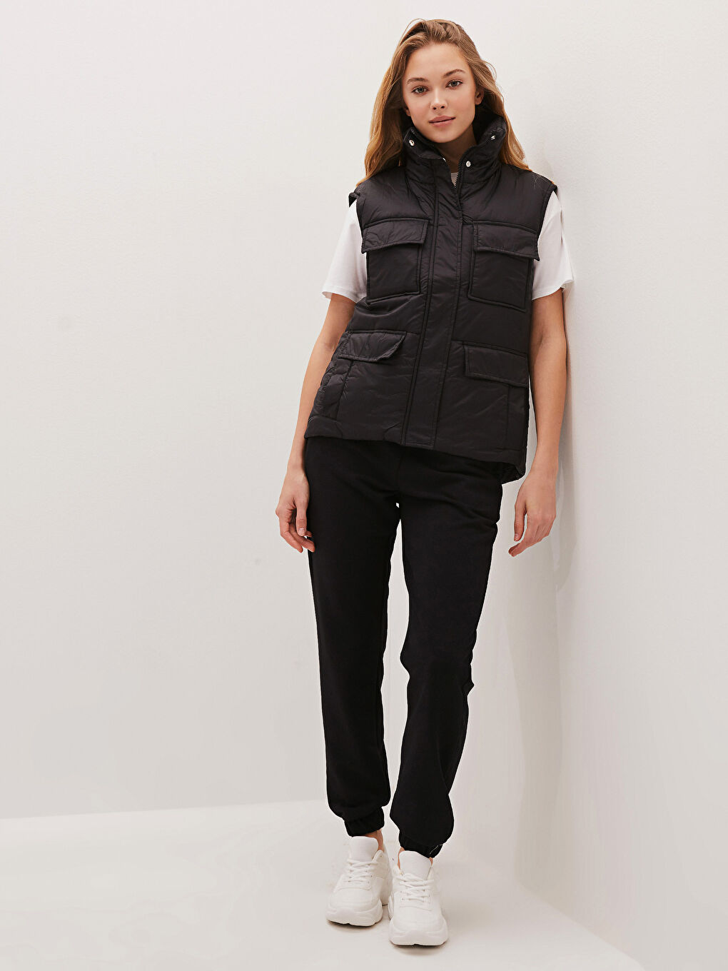 Siyah Dik Yaka Fermuar Kapamalı Cep Detaylı Kadın Yelek